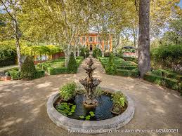 Aménager son jardin permet d'exploiter au mieux le terrain d'une maison, mais aussi d'augmenter sa valeur. Comment Amenager Le Jardin De Sa Villa De Luxe Michael Zingraf
