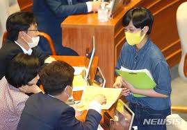 이 타투는 일정 기간이 지나면 지워지는 것으로 알려졌다. ë¥˜í˜¸ì •ìœ¼ë¡œ ë‹¨í•©ëœ êµ­íšŒ ê¼°ëŒ€ì •ì¹˜ íƒ€íŒŒ ì„±í¬ë¡± ì•ˆë¼ ì¢…í•© ê³µê°ì–¸ë¡  ë‰´ì‹œìŠ¤í†µì‹ ì‚¬