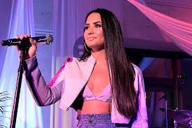 Demi lovato pictures different hair colors. Demi Lovato Chopped Her Hair Into A Short Bob