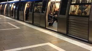 Măsura a fost luată „pentru a veni în sprijinul elevilor şi studenţilor care utilizează metroul ca mijloc de degajări de fum la metrou. Metrorex Deschide Inca Sase Casierii Pentru Elevi Si Studenti Mobile