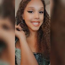 🤭🫣 . . . . . . . . . . .  #2025#browngirl#minneapolis#curls#coils#spring#happiness