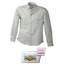 L'illustration originale est tout d'abord peinte à la main, puis imprimée sur un tissu léger en lin mélangé. Camisa Safari Hombre Travel Tucuman Aventura