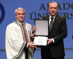 .yayımlanan atama kararnamesine göre eskişehir anadolu üniversitesi'nin rektörü prof. Anadolu Universitesi Rektor Gundogan Ile Basariya Kosuyor