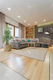 Kuchen mit parkett langer schon als versiegelte parkettboden. Helles Wohnzimmer Mit Parkett Hintergrundbeleuchtung Fenster Bucherregale Und Couch Mit Couchtisch In Der Mitte Lizenzfreie Fotos Bilder Und Stock Fotografie Image 62859817
