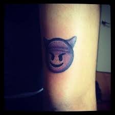 Ecco 15 Tatuaggi Di Emoji Che Vi Lasceranno Senza Parole Idee Per Tatuaggi Tatuaggi Immagini Tatuaggio Del Diavolo A palavra anjo significa mensageiro entre as forças divinas e a. pinterest
