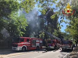 Non sono solo le fiamme a preoccupare, ma l'alta nube nera che si è sprigionata nelle ore immediatamente successive l'avvio del rogo, le cui cause sono ancora da accertare (tra le. Pescara Incendio Nella Pineta Dannunziana Video Foto Ultime Notizie Cityrumors It News Ultima Ora