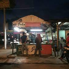 Kalau korang berminat nak try merasa roti john viral ni dan sanggup join depa yang lain beratur panjang demi nak makan roti john sedap ni, pi ler singgah: Roti John King Dato Keramat Sandwich Place In Kuala Lumpur