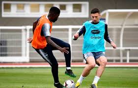 El excelente rendimiento de lenglet, sin embargo, pone en aprietos a samuel umtiti. Lenglet And Umtiti French Duel To Seduce Setien