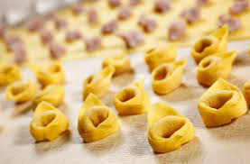 I Tortellini Fatti In Casa Sono Piu Facili Da Realizzare Di Quanto Si Possa Pensare Basta Un Po Di Manualita E Paz Tortellini Fatti In Casa Ricette Tortellini