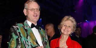A dual national italian swede, internet and food entrepreneur, humanitarian worker, and children's rights advocate, corazza bildt is related to power both by marriage (carl bildt) and blood (carlo corrazza from. Sa Overvakar Carl Bildt Hustrun Anna Maria Stoppa Pressarna Kandisar Kandisnytt Hant Extra Se Hor Noje