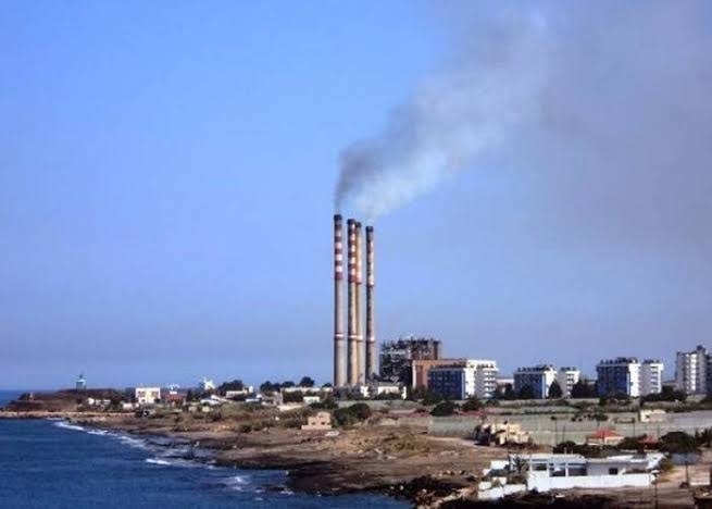 Al - أصيب مدير المحطة الحرارية في بانياس وعامل نتيجة انفجار في المحطة  الحرارية بمدينة بانياس على الساحل السوري. ونقل موقع 