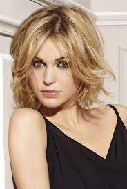 On la choisit avec un léger dégradé pour ne pas alourdir les traits du visage et donner du mouvement à la chevelure. Coupe De Cheveux Coupe De Cheveux Mi Long Femme
