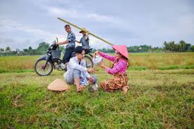 Dilengkapi dengan secarik bendera merah putih dan ornamen berwarna hijau. 7 Ide Foto Prewedding Unik Yang Bisa Menjadi Referensi Kamu Wedding Market
