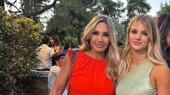 H Άννα Μαρία Ίβιτς με το φόρεμα της μητέρας της, Ελένης Πετρουλάκη -Στο  πάρτι της αποφοίτησής της | BOVARY