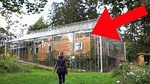 Optimal ist eine ausrichtung nach süden. Schwedische Familie Baut Haus Im Gewachshaus Youtube