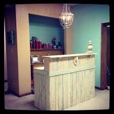Reception Desk At Bella La Vita Salon In Covington Tn Made Completely Out Of Pallets Just Like The Coffee Reception Desk Diy Furniture Easy Salon Decor