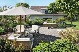 Lebendige Staudenbepflanzung Mit Grasern Und Ein Wasserspiel Das Auch Eine Sitzgelegenheit Ist Dieser Sitzplatz Gartengestaltung Bepflanzung Gartensitzplatz