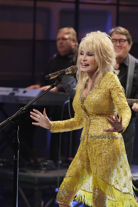 Dolly Parton Left Behind Hundreds of Unreleased Songs—Including One Sealed  Until 2046 - Yahoo News Singapore