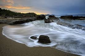 Pantai pelabuhan ratu adalah tempat wisata rakyat dan meski sudah ada hotel bertaraf internasional yang dibangun dekat dengan bibir pantai, harga tiket masuk ke pantai masih sangat murah hingga sekarang. Mitos Dan Keindahan Eksotis Pantai Pelabuhan Ratu Sukabumi Jogjawae