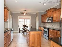 35 Beautiful Kitchen Paint Colors Ideas With Oak Cabinet Page 24 Of 37 Mit Bildern Kuche Farbideen Ahorn Kuchenschranke Wandfarbe Kuche
