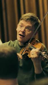 I dagens luke låner vi øre til Catharina Chen som akkompagneres av Frode  Haltli på trekkspill. Her gir de oss en hyllest til den gleden juletiden  bringer med Adagio fra Bachs fiolinsonate