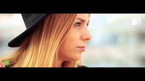 Nat Simons canta 'The Way It Is' junto a su hermana Elena en Xtra!