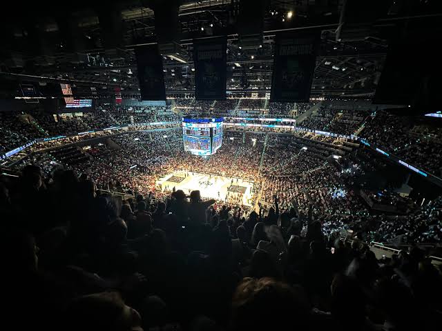 A crowded arena during a professional basketball game, do AI tạo