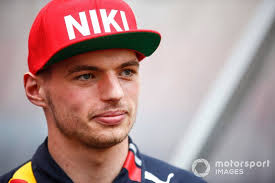 Max Verstappen Red Bull Racing Avec Une Casquette Hommage A Niki Lauda Red Bull Racing Max Verstappen Racing