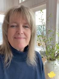 Med omtrent samme klima og skjærgård som i Færder har Marion Berg valgt seg  idylliske Risør med sin hvite trehusbebyggelse og trange smug som sitt  hytteparadis. Ikke noe rart i om hun føler seg hjemme ...