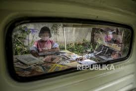 Old english is very different to shakespearean/elizabethan english, which falls under the category to give you some perspective: Literasi Terkoyak Pandemi Republika Online