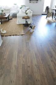 Como Colocar Piso Laminado Piso Laminado Na Sala De Tv Wood Laminate Flooring Flooring Hardwood Floor Colors