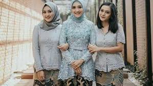 9 kebaya satin hijab tercantik dan terlaris di instagram. Ladies Ini Baju Atasan Kekinian Yang Cocok Untuk Proses Lamaran Kamu