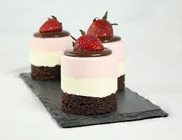 Graces Sweet Life Neapolitan Layer Mousse Cakes Jpg 600 463 Einfacher Nachtisch Mousse Kuchen Kuchen