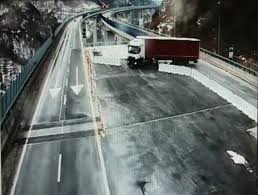 Partendo dal capoluogo piemontese, collega l'italia alla francia tramite il traforo stradale del frejus per poi proseguire fino a lione come autoroute a43. Manovra Choc Sulla Torino Bardonecchia Tir Lituano Fa Inversione A U Disastro Sfiorato La Repubblica