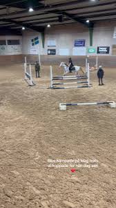 Gick väll helt okej idag för jens wickström igen!❤️ de svarta på han sida  är från sporrarna då de FÄRGAR av sig, de är inte skav utan de är när ja  putsar sporrarna så färgar de av sig!!!❣️ han kämpade ...