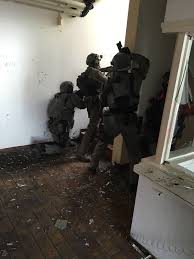 They also are used to secure locations, neutralize various targets, track down violent fugitives and sometimes conduct sniper involved operations. Anti Terror Einheit Halt In Bullinger Rathaus Ubung Ab