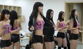 拉拉队的心酸:走光被偷窥出场费被曝仅200[14]- 中国日报网