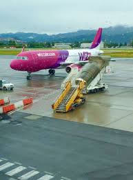 În plus, pasagerii pot transporta obiectele enumerate mai jos: Old Livery Wizzair