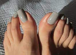 Se las hemos visto a artistas como rosalía, bad gyal, lola índigo la tendencia este verano consiste en decorar también las uñas de los pies. Unas Largas En Los Pies Pues Si Es La Nueva Tendencia De Belleza