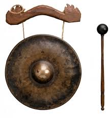 Alat musik ini dibuat dari bambu, dibunyikan dengan cara digoyangkan (bunyi disebabkan oleh benturan badan pipa alat musik yang kedua adalah membranophone, sesuai dengan namanya sumber bunyi berasal dari membran. Alat Musik Gong Dibunyikan Dengan Cara