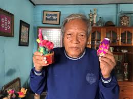 Sebuah gambar lukisan pemandangan di suatu pantai yang sangat indah. Berkenalan Dengan Srie Sudarsono Seniman Lukis Pasir Dalam Botol Kumparan Com