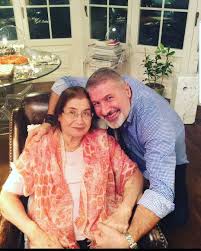 26 Mart benim anamın ölüm yıldönümü. Bingül Sultan hakkın rahmetine  kavuşalı tam altı sene oldu. Hastanenin yoğun bakım odasında sabah ezanı  okunurken, karımla, kızlarımla ellerini, yüzünü öpe öpe uğurladım annemi.  Tek oğluydum.