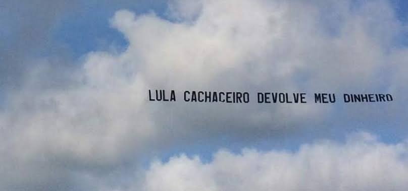 Resultado de imagem para imagem do avião com faixa ofendendo Lula cachaceiro"
