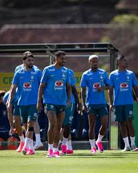 Ancelotti não dá indícios de time para jogo com o Panamá em treino com a visita de Felipão