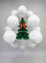 La déco est en fait une grosse balle en papier crépon avec un diamètre de 30 cm. Decoration De Noel Decoration En Papier Crepon Guirlande Et Carton