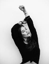 Black And White Self Portrait Ideas Love The Black And White Tonality Mood Sense Of Freedom Poses Para Fotografia Fotografia Poses Fotografia Tumblr