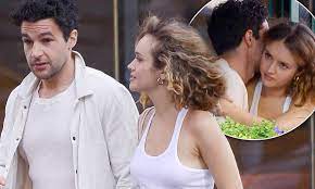 Olivia cooke's mother is lindsy wild. Vanity Fair Star Olivia Cooke Cuddles Up To Boyfriend Christopher Abbott Daily Mail Online