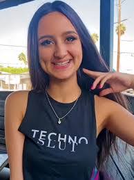 Elisa Rosen's Instagram, Twitter & Facebook