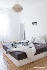 Elegant, ruhig und perfekt, ein weißes schlafzimmer ist inbegriff vom luxuriösen und sorglosen leben. Weisses Schlafzimmer Drahtkorb Tisch Wolkenteller Nicest Things
