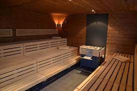 Sobiva saunaahjuga varustatud saunaruum on. Die Therme In Freier Natur Wellness Hof Hahn